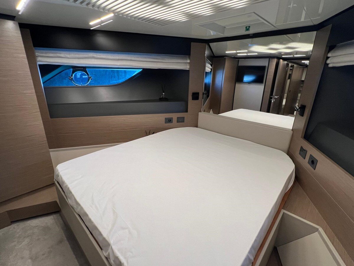 2019-ferretti-yachts-78-9-ffe3e5