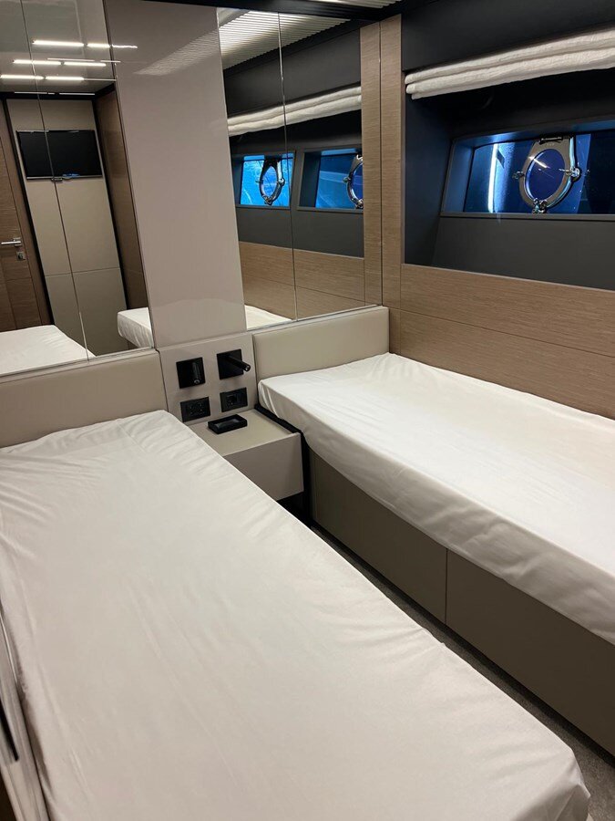 2019-ferretti-yachts-78-9-ffe3e5