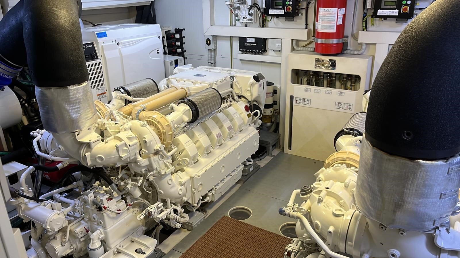 2019-ferretti-yachts-78-9-ffe3e5