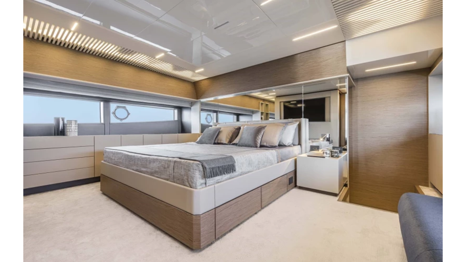 2019 FERRETTI YACHTS 93' 6