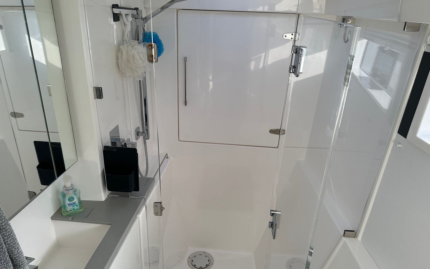 2019-leopard-catamarans-42-8-3d045f