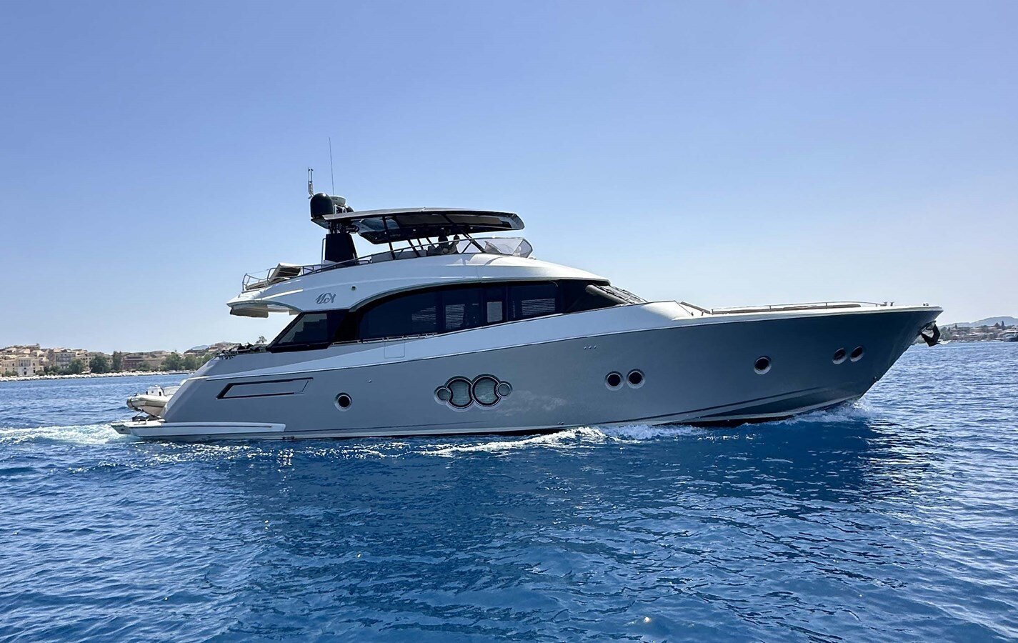 2019-monte-carlo-yachts-75-8-fc0487