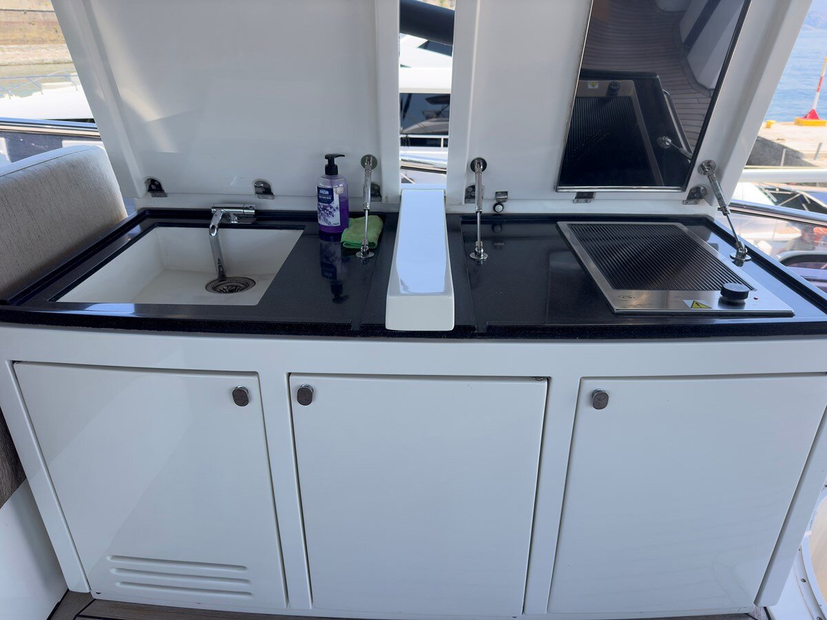 2019-monte-carlo-yachts-75-8-fc0487