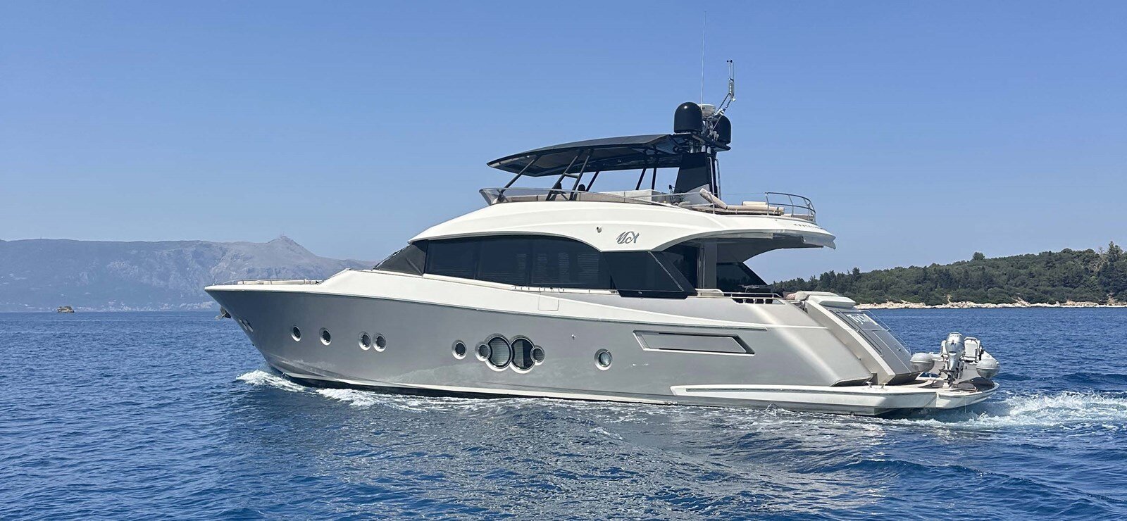 2019-monte-carlo-yachts-75-8-fc0487