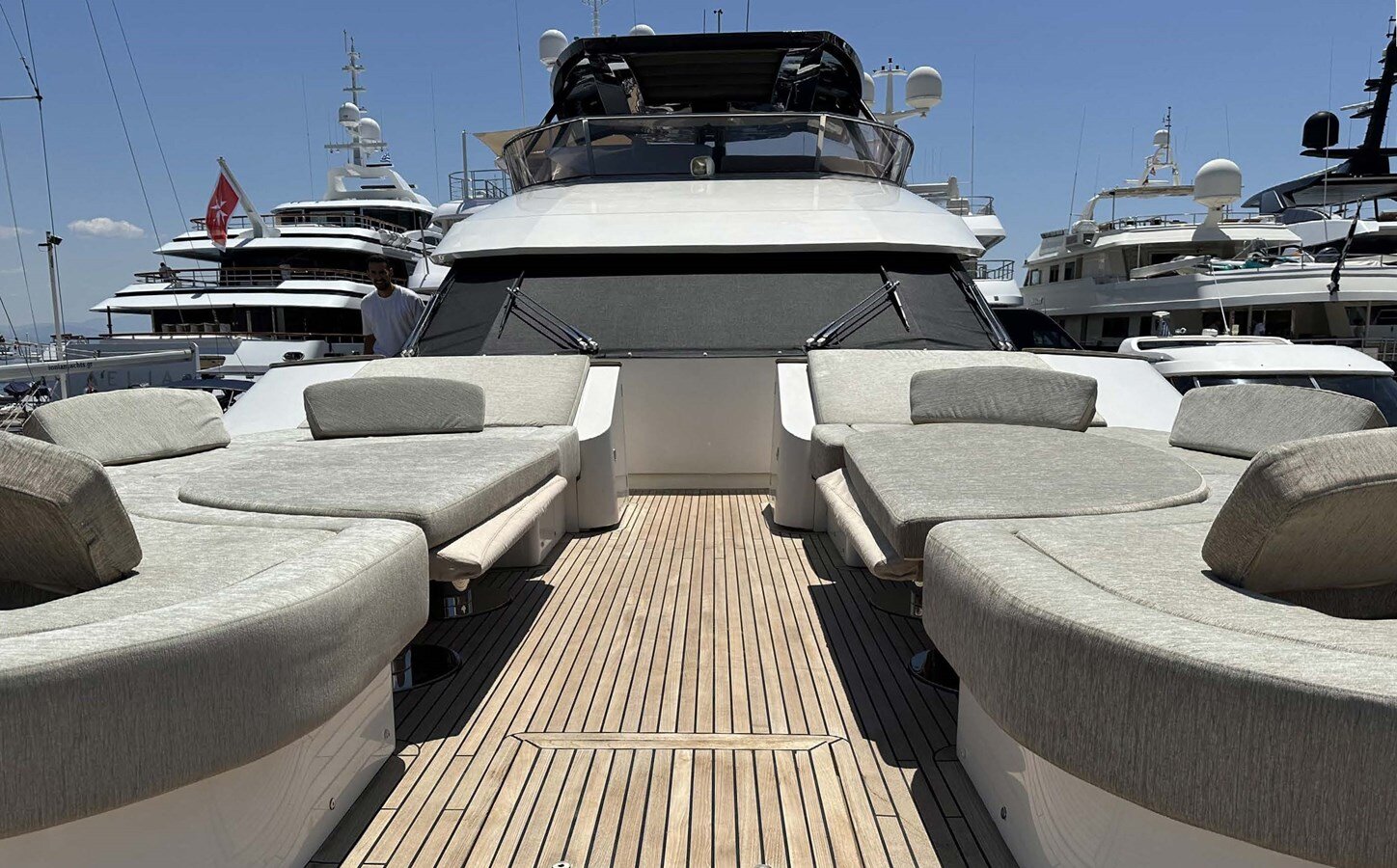 2019-monte-carlo-yachts-75-8-fc0487