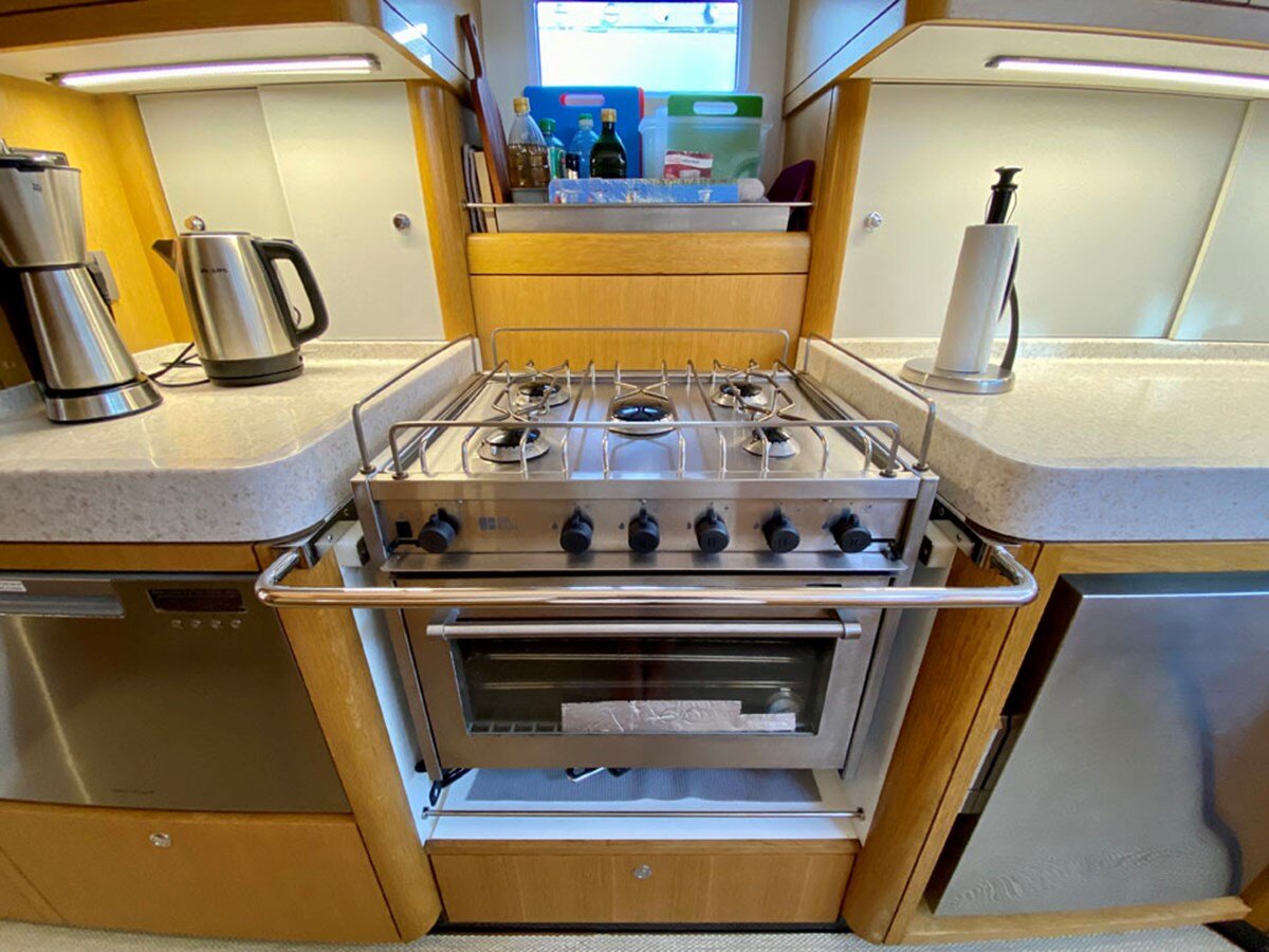 2019-oyster-marine-ltd-63-7-14797d