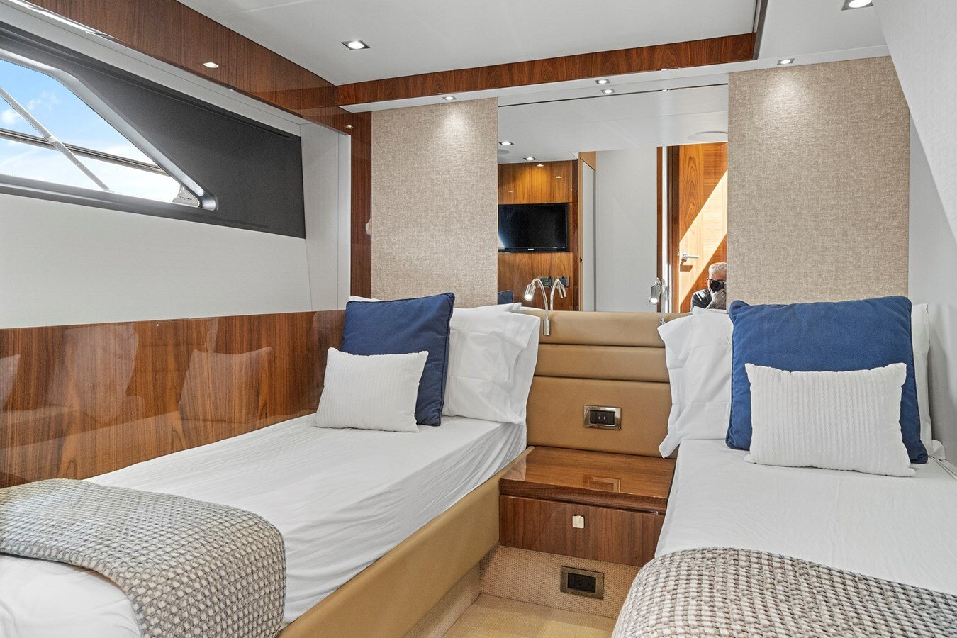 2019-sunseeker-68-3-8c38f2