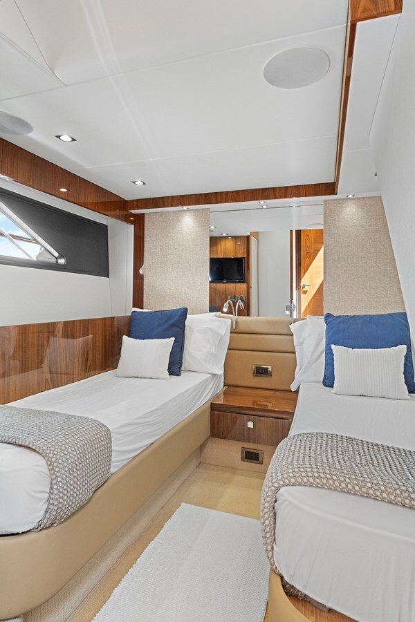 2019-sunseeker-68-3-8c38f2