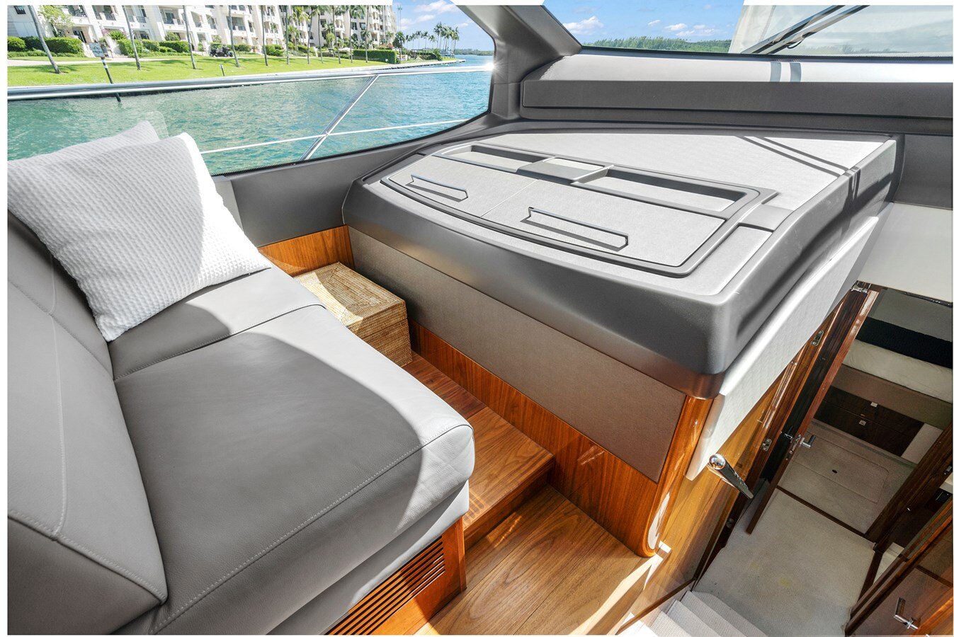 2019-sunseeker-68-3-8c38f2