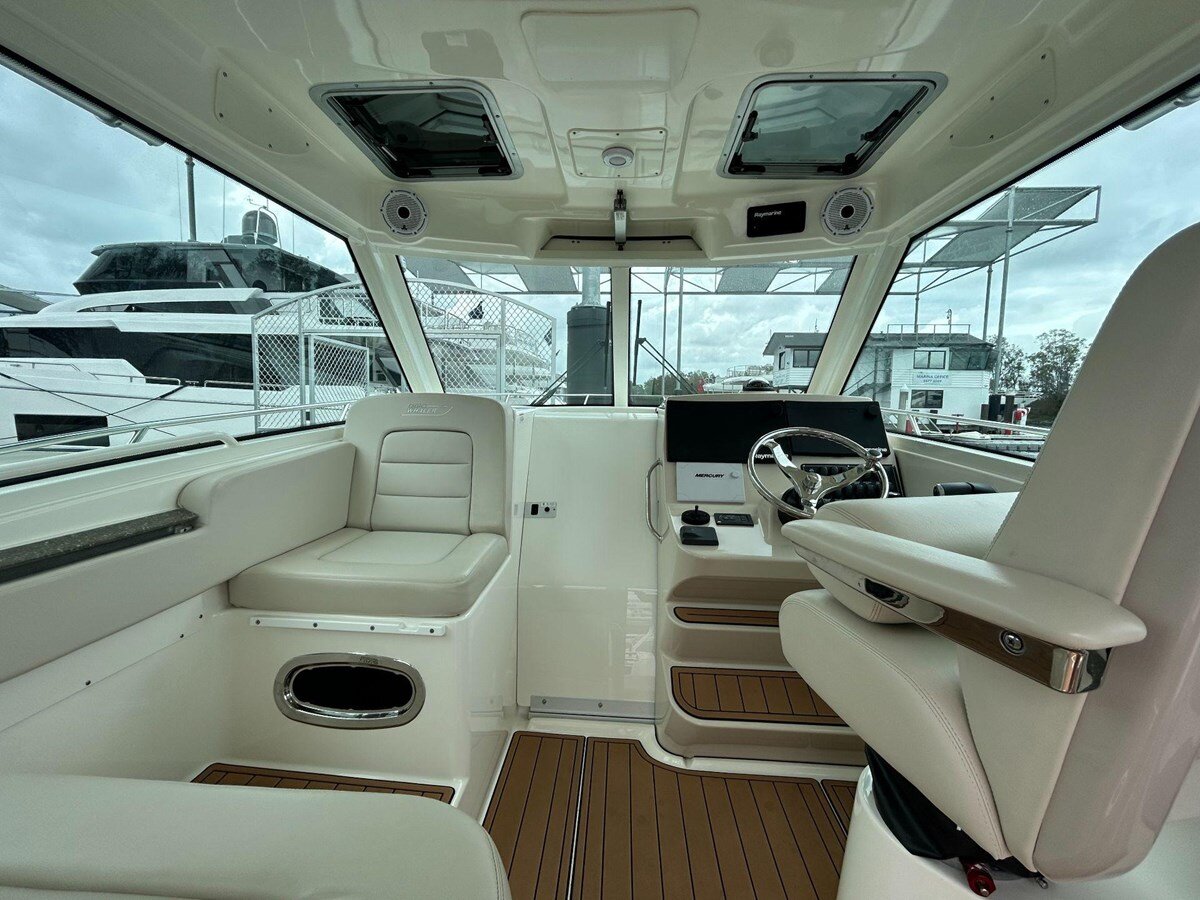 2020-boston-whaler-31-2-f52e3f