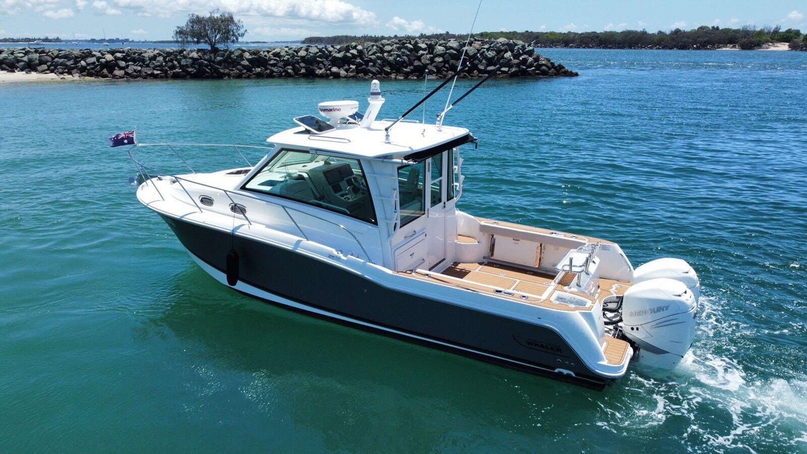 2020-boston-whaler-31-2-f52e3f