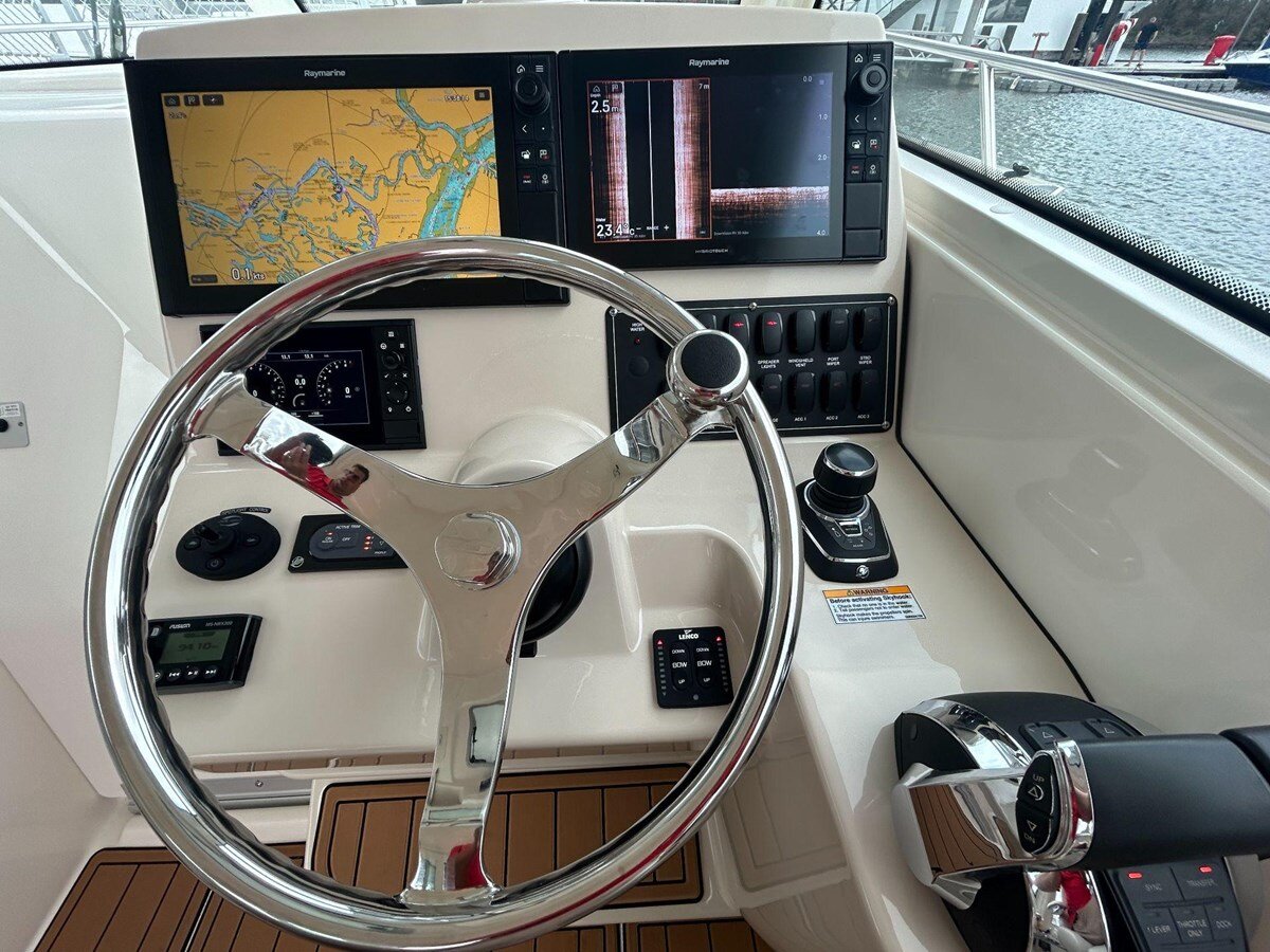 2020-boston-whaler-31-2-f52e3f