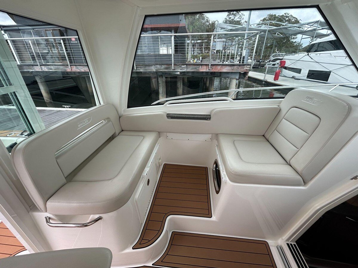 2020-boston-whaler-31-2-f52e3f