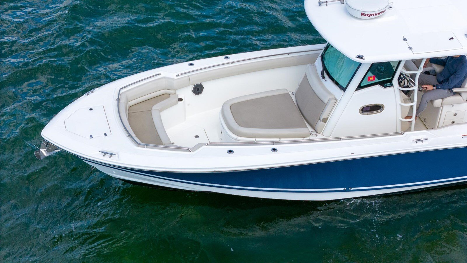 2020-boston-whaler-33-9fc215