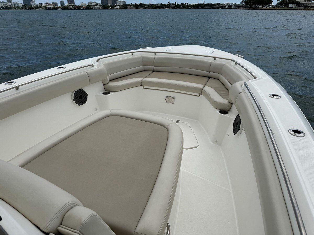 2020-boston-whaler-33-9fc215