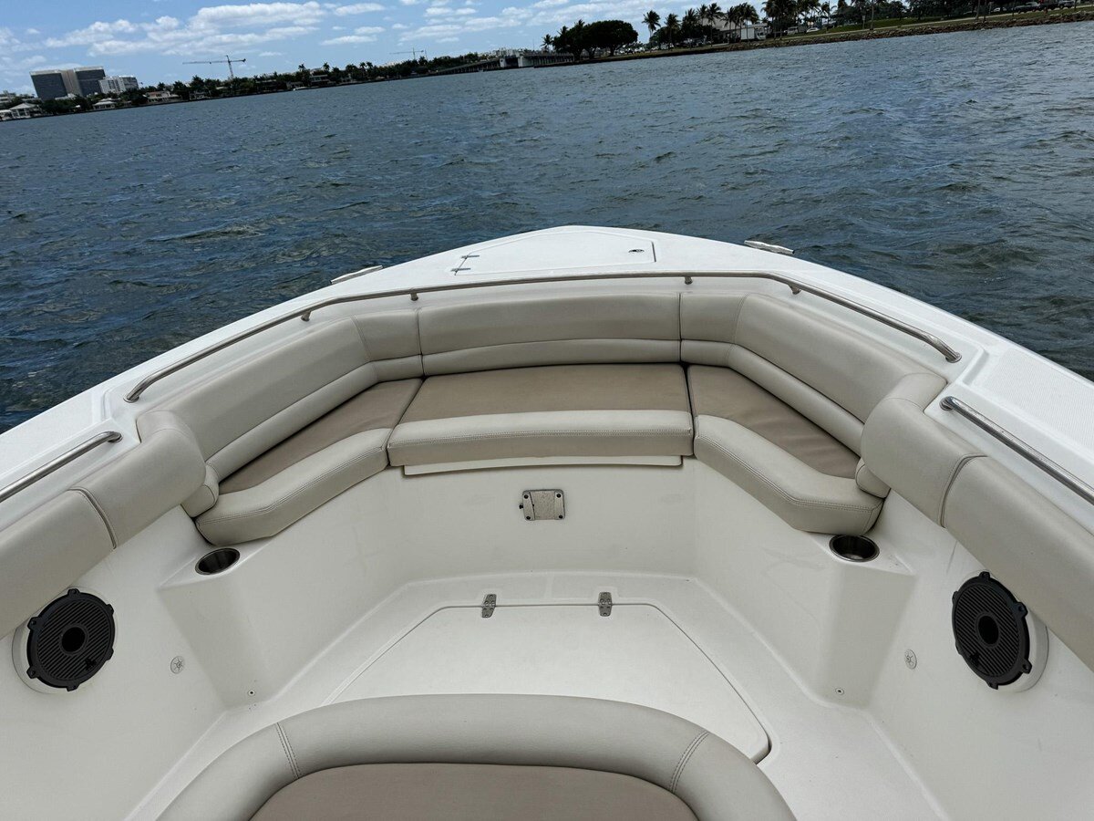 2020-boston-whaler-33-9fc215