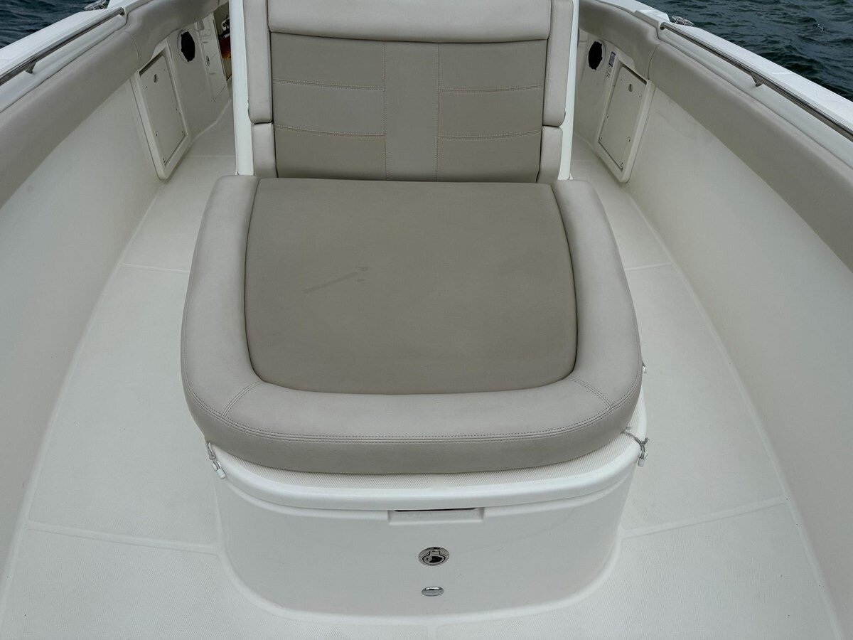 2020-boston-whaler-33-9fc215