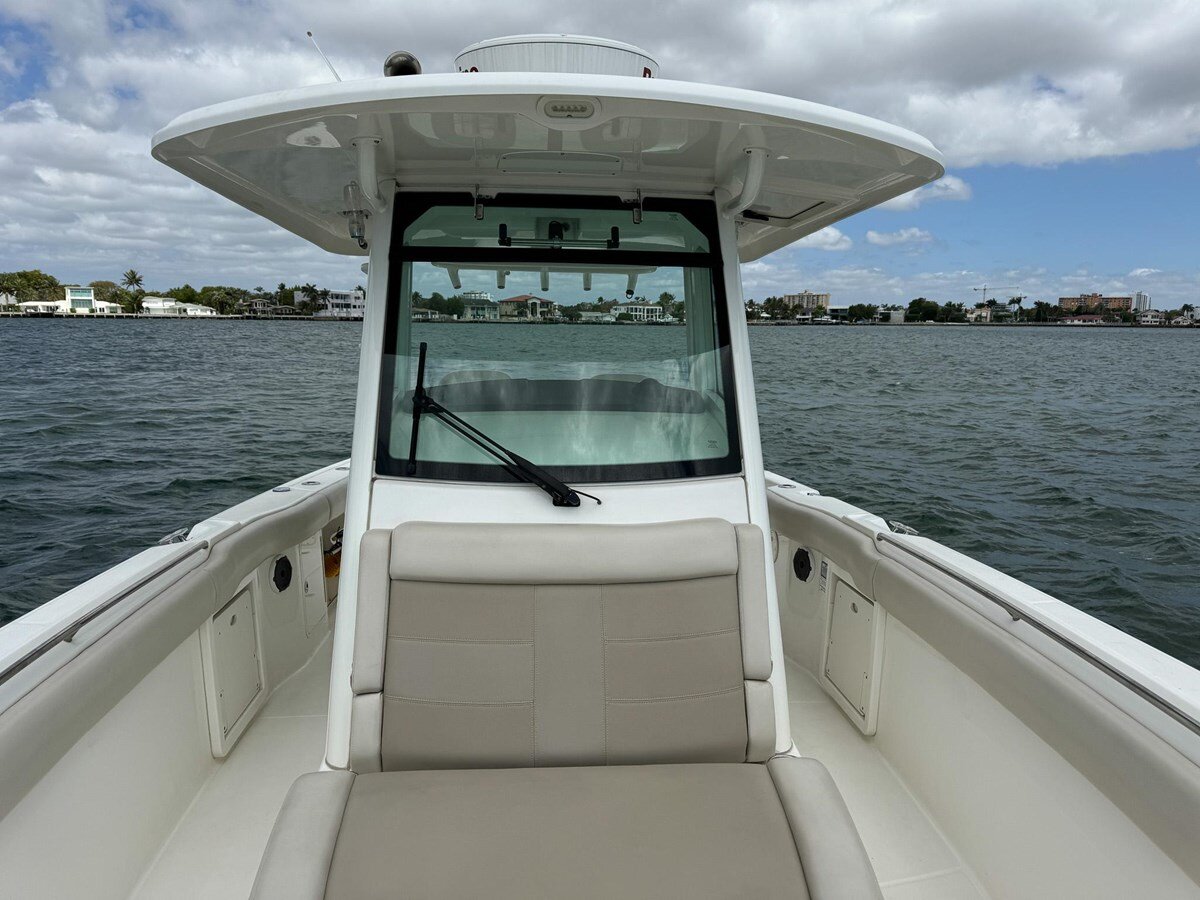 2020-boston-whaler-33-9fc215