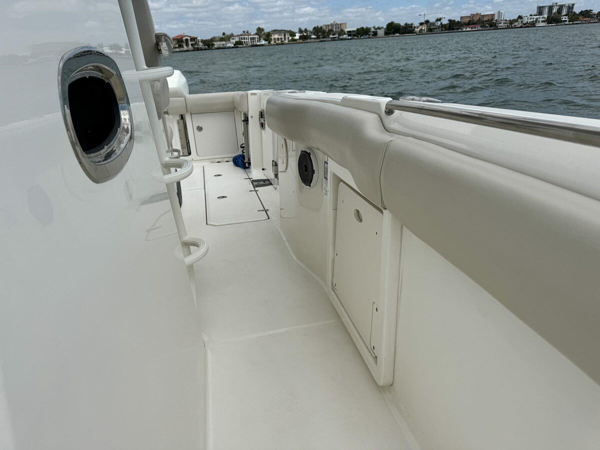 2020-boston-whaler-33-9fc215