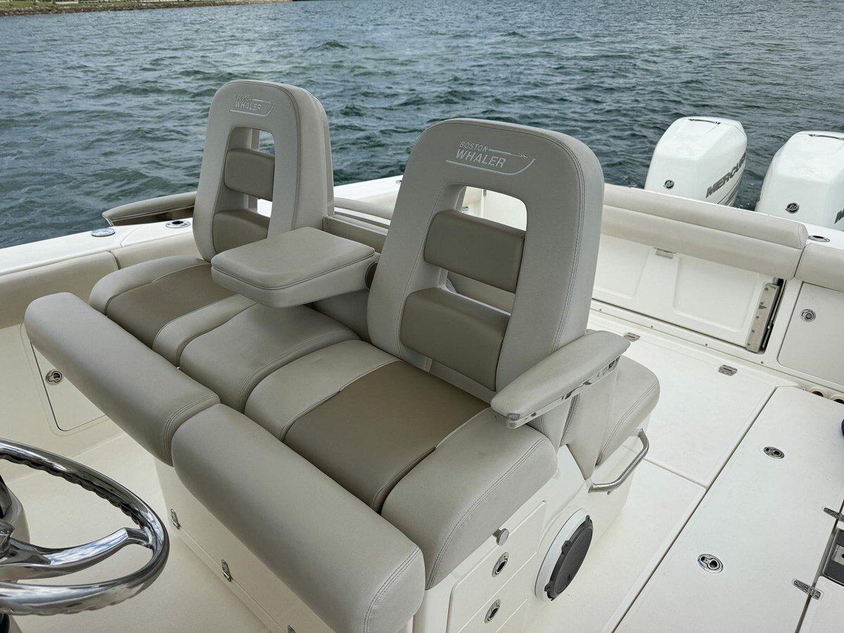 2020-boston-whaler-33-9fc215