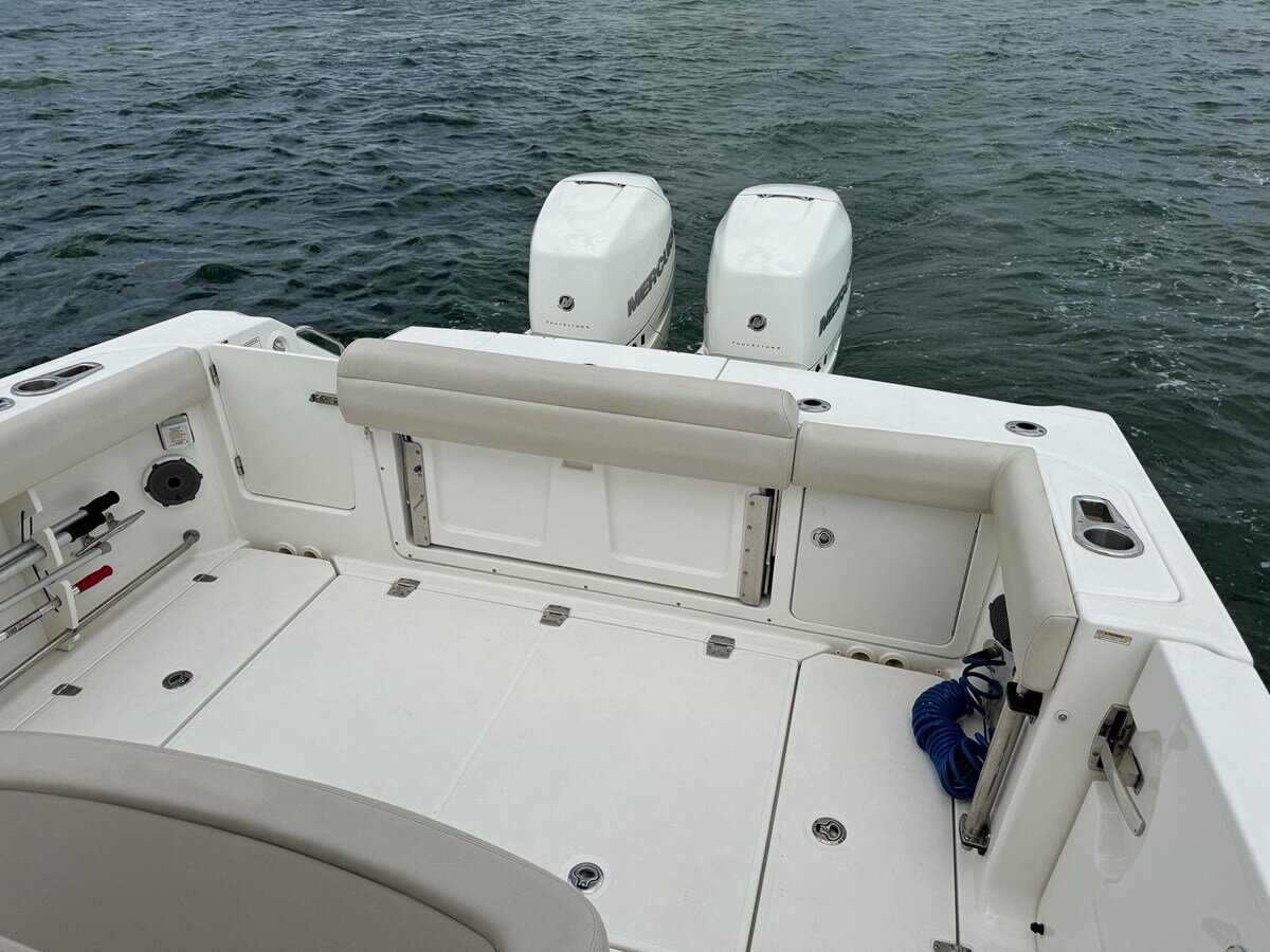 2020-boston-whaler-33-9fc215