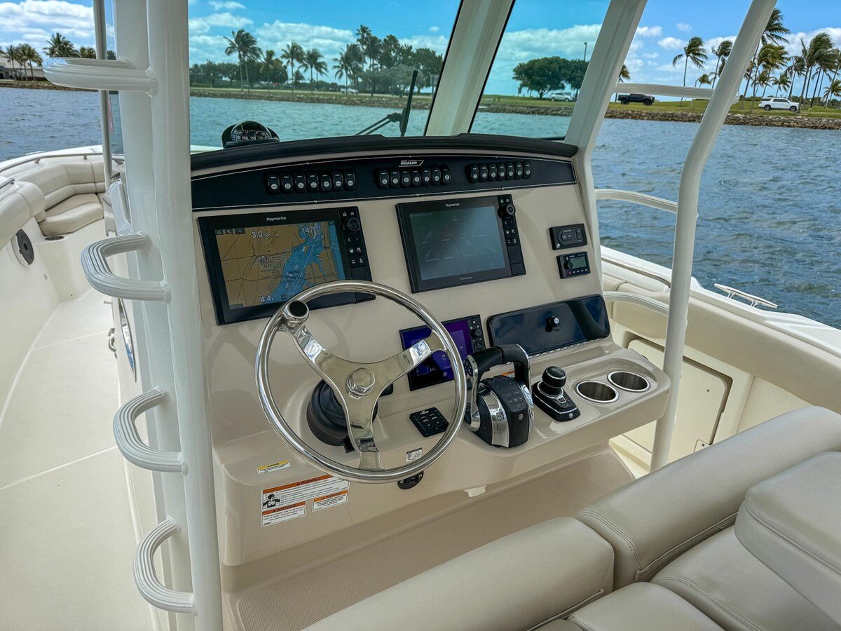 2020-boston-whaler-33-9fc215