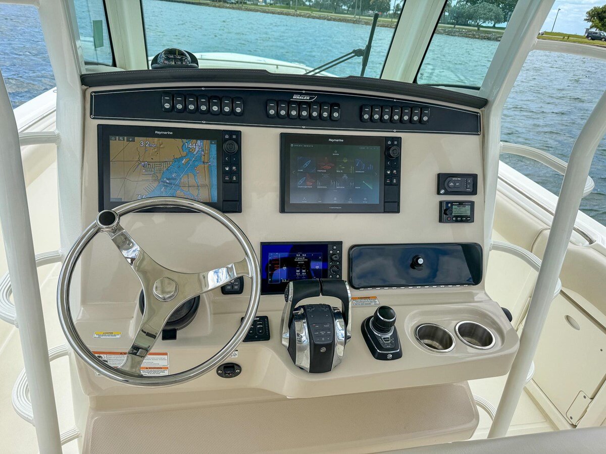 2020-boston-whaler-33-9fc215