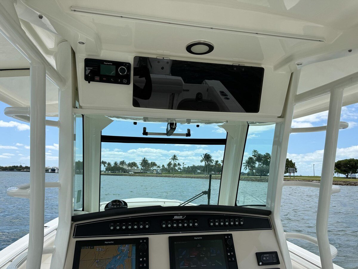 2020-boston-whaler-33-9fc215