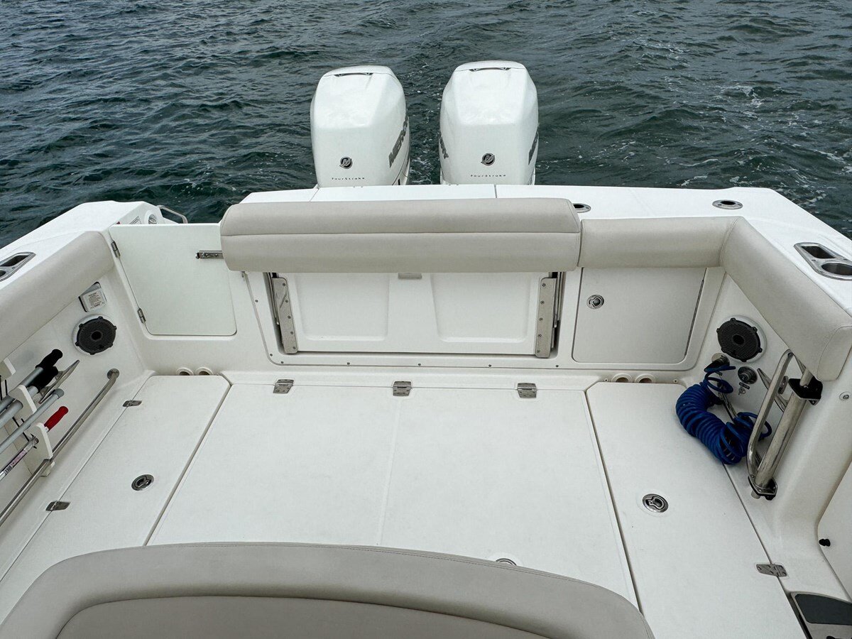 2020-boston-whaler-33-9fc215