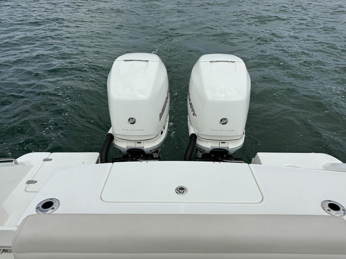 2020-boston-whaler-33-9fc215