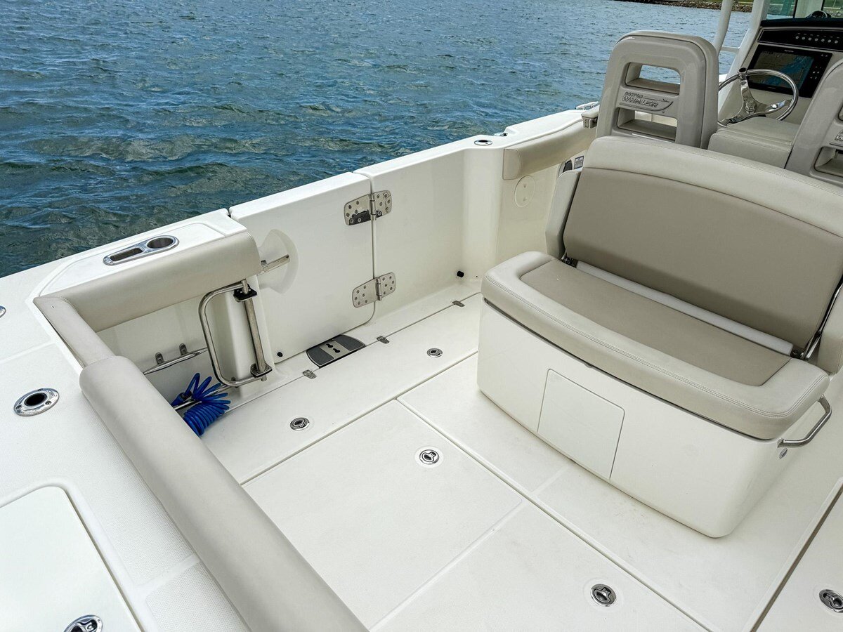 2020-boston-whaler-33-9fc215