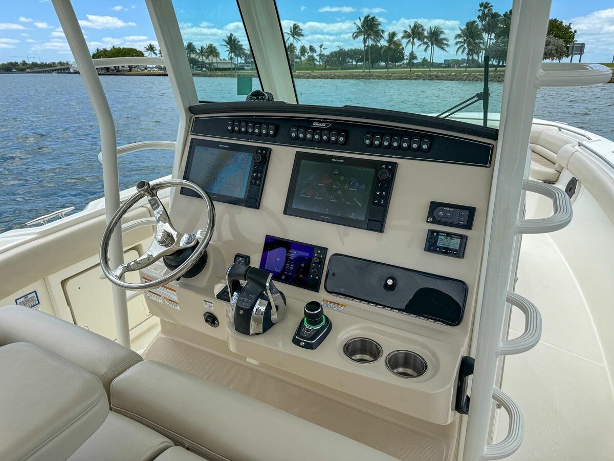 2020-boston-whaler-33-9fc215