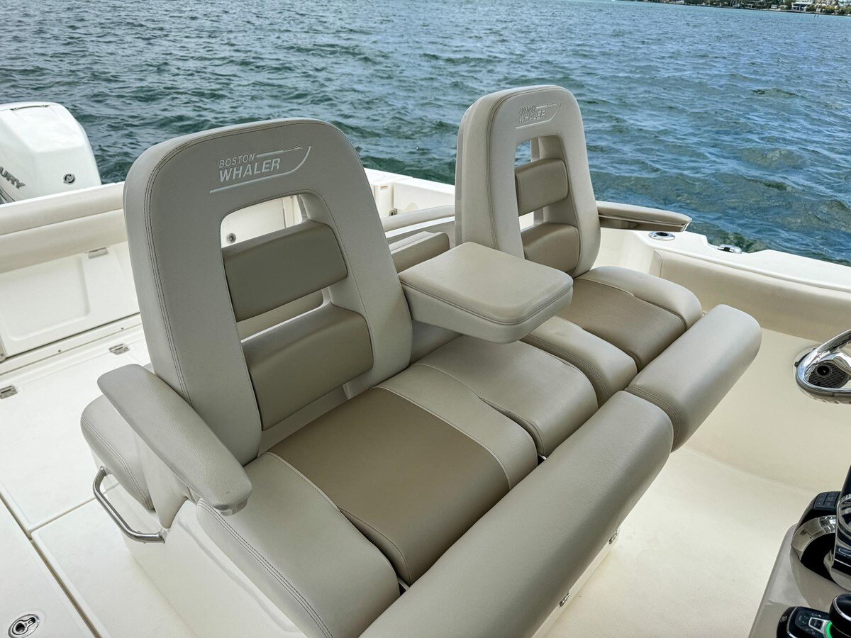 2020-boston-whaler-33-9fc215