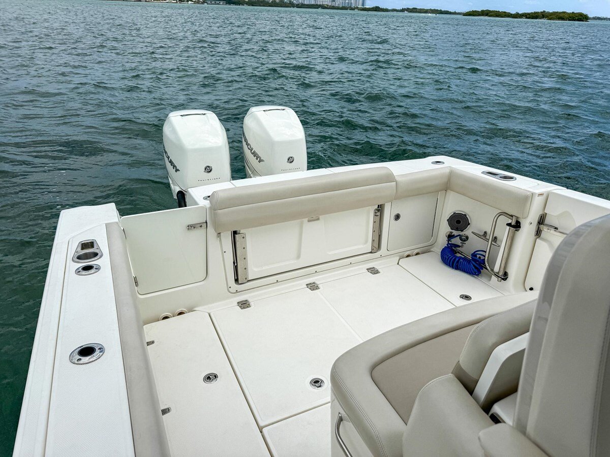 2020-boston-whaler-33-9fc215