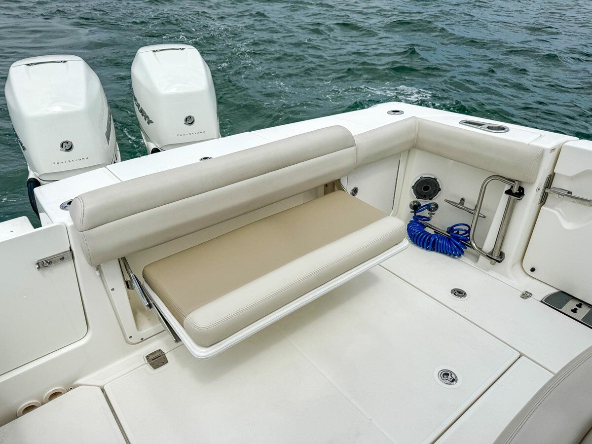 2020-boston-whaler-33-9fc215