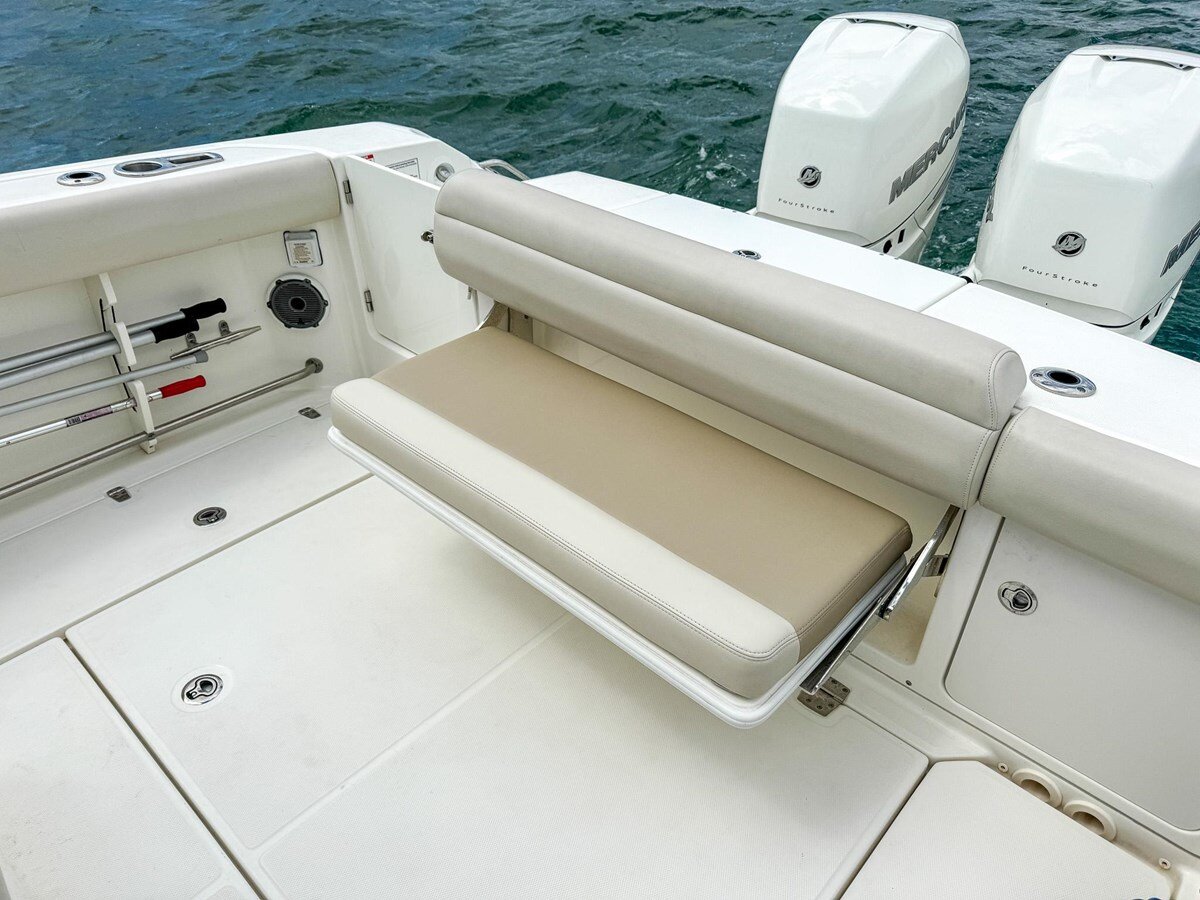 2020-boston-whaler-33-9fc215