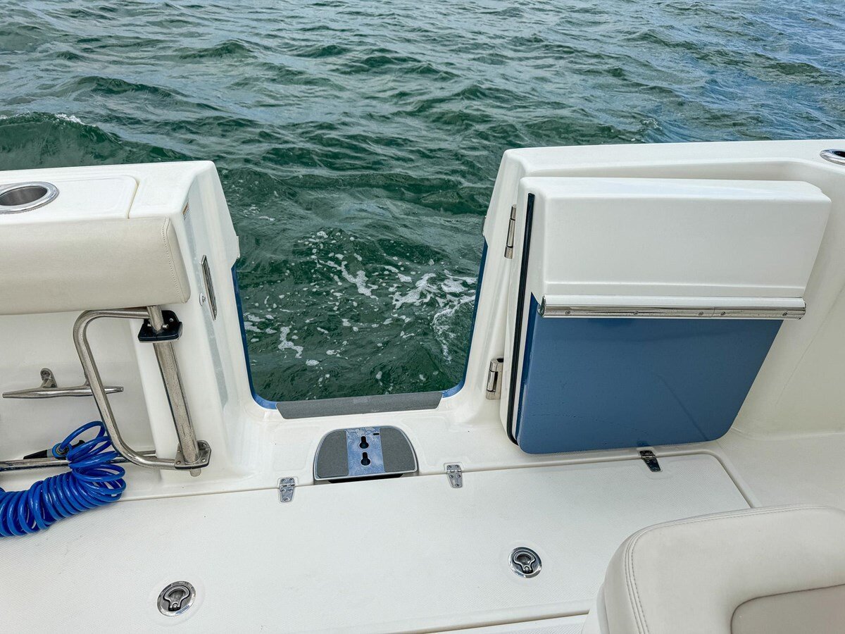 2020-boston-whaler-33-9fc215