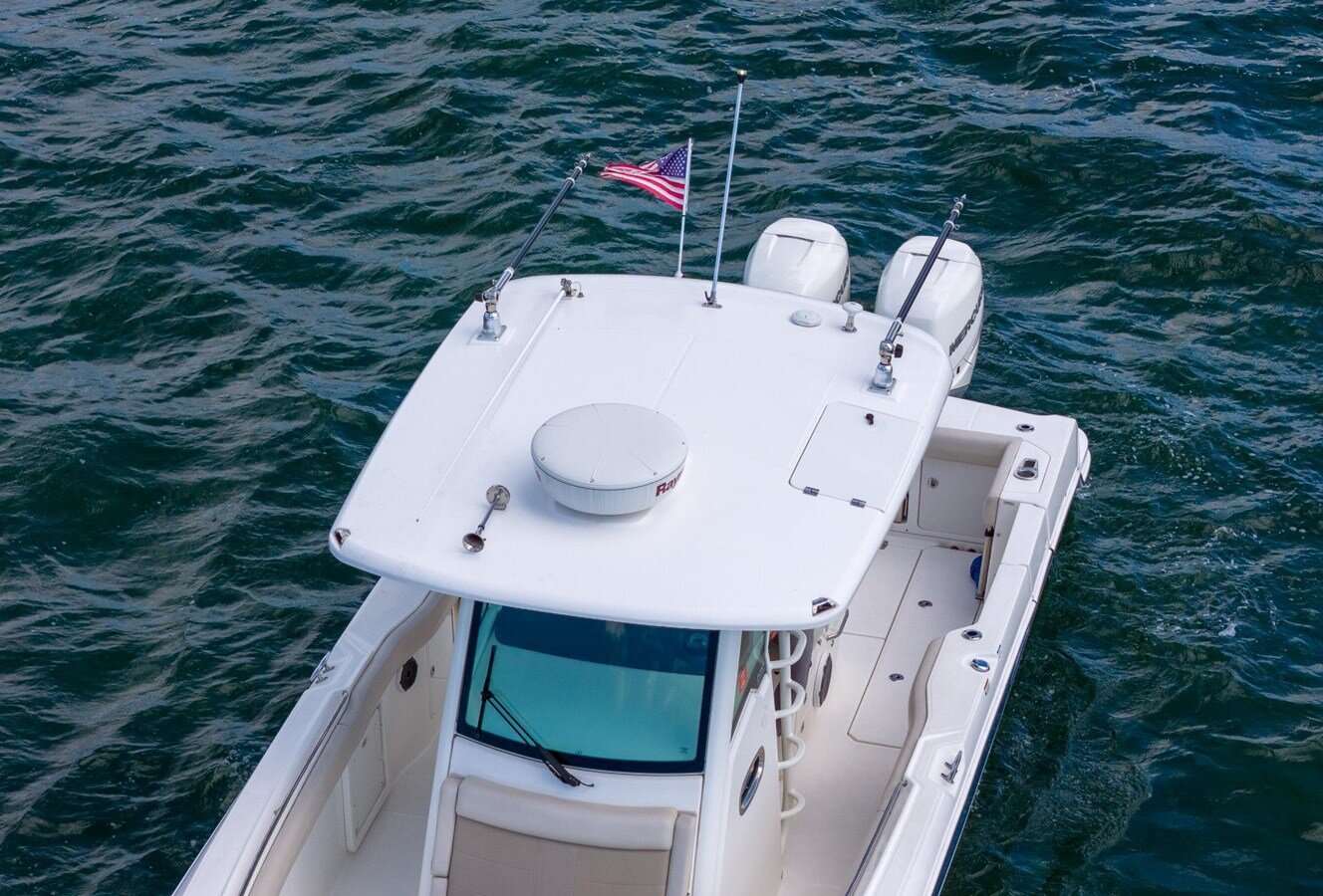 2020-boston-whaler-33-9fc215