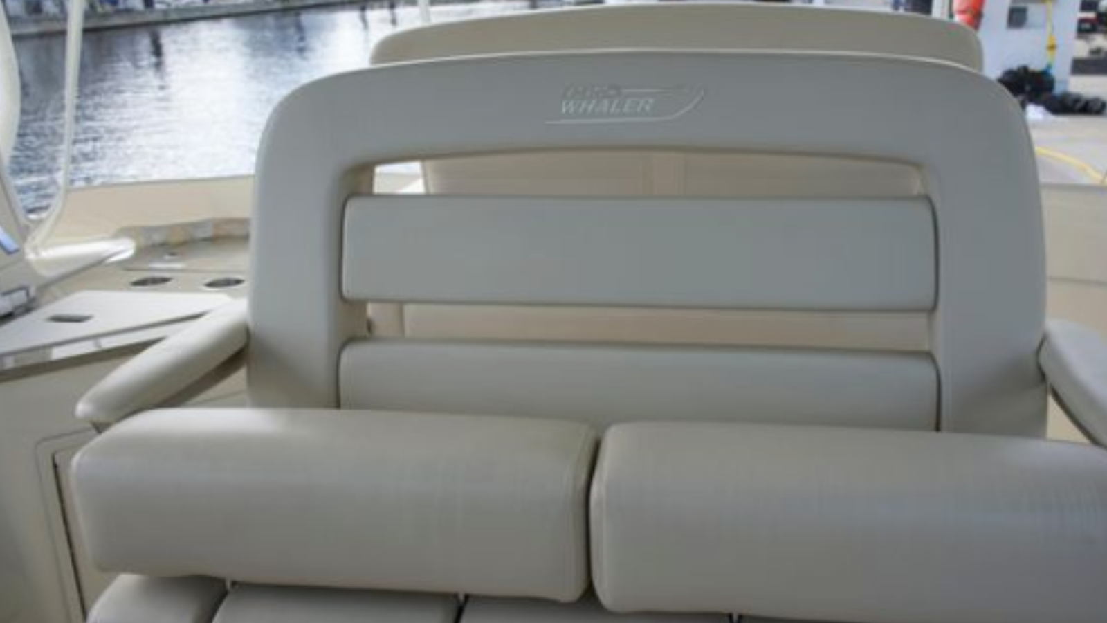 2020-boston-whaler-35-6-7f9846