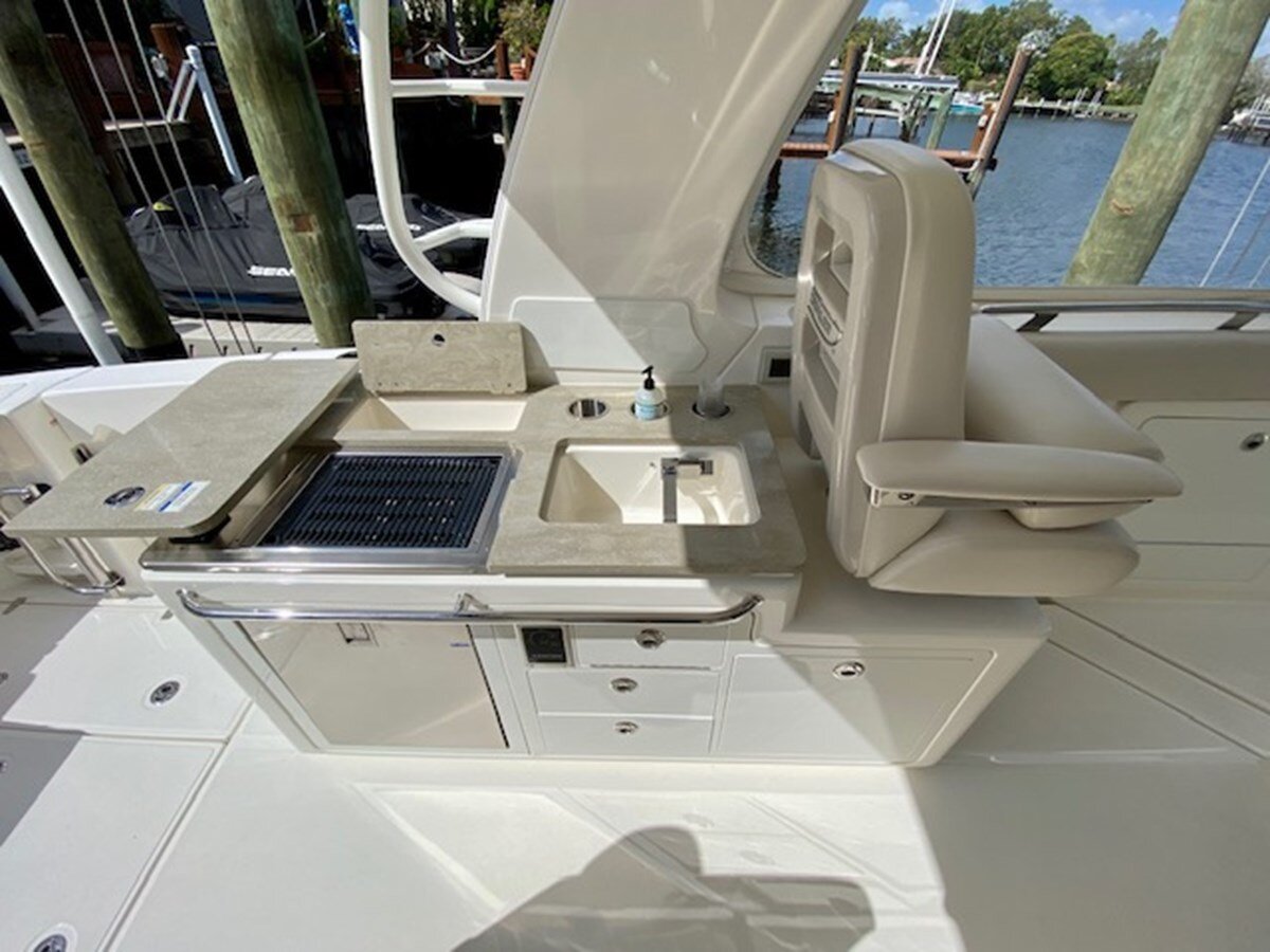 2020-boston-whaler-38-18b36e