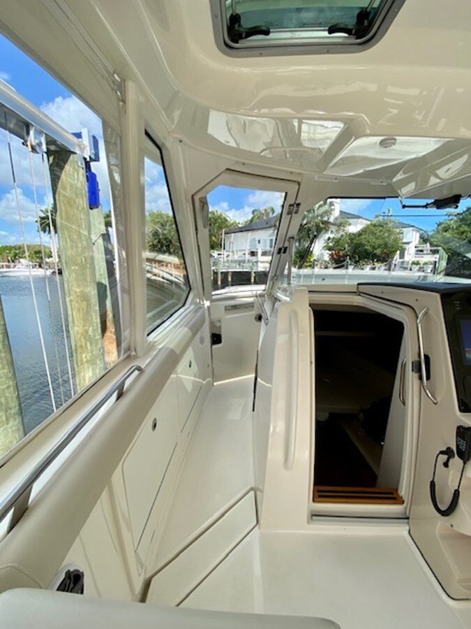 2020-boston-whaler-38-18b36e