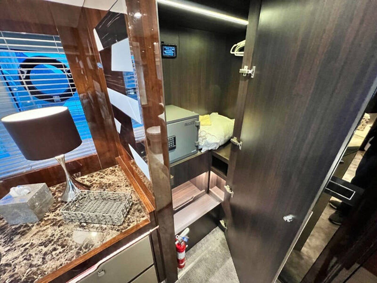 2020-fairline-68-b04f3c