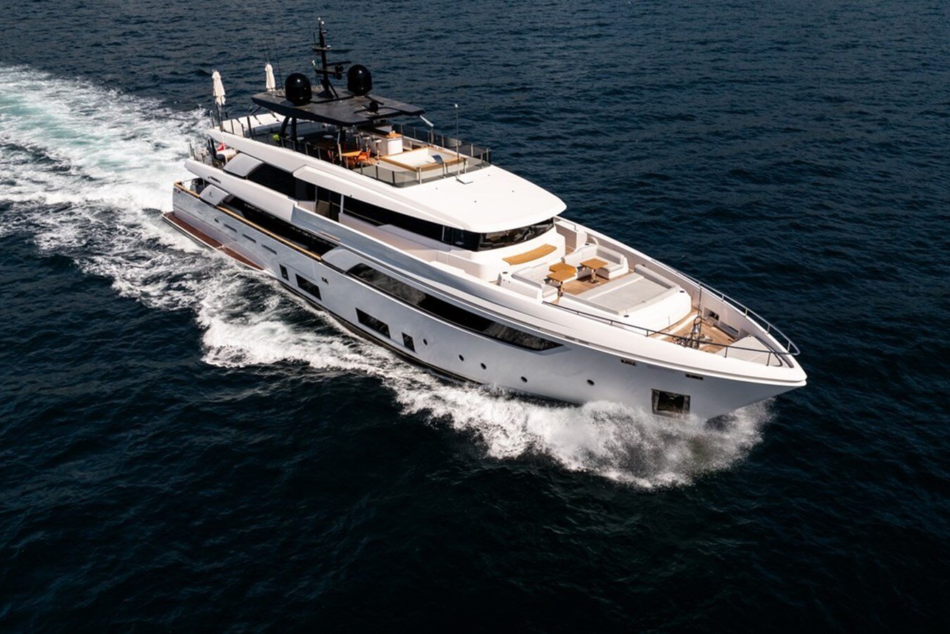 2020-ferretti-custom-line-137-2-10ecf1