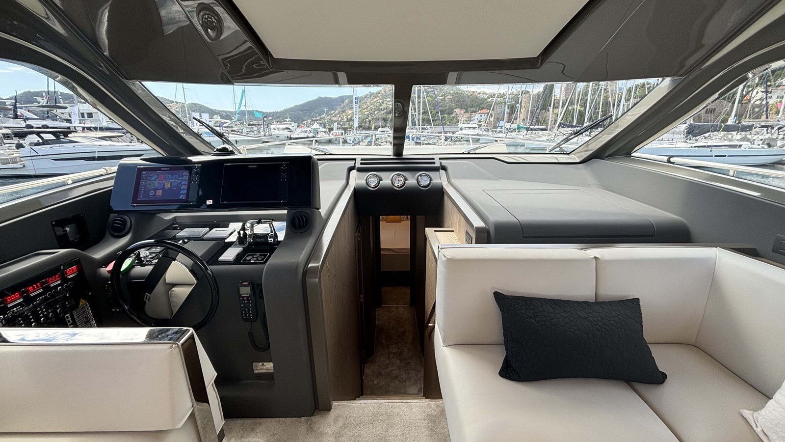 2020-ferretti-yachts-57-2-4f0369