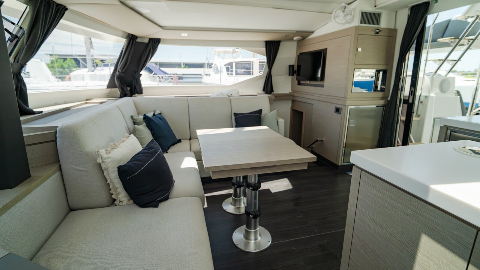 2020-fountaine-pajot-45-11-93e613