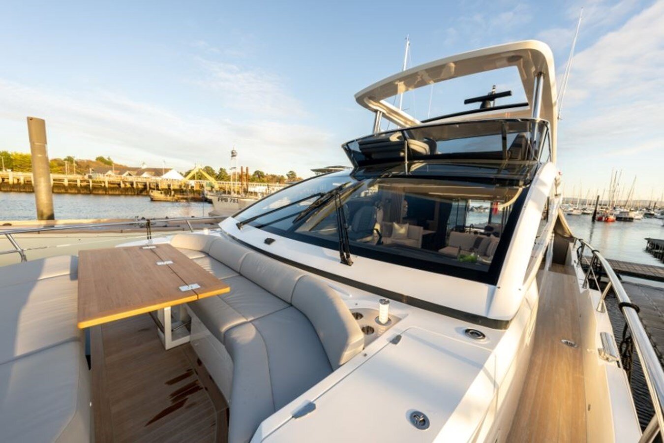 2020-pearl-motor-yachts-61-1-367094