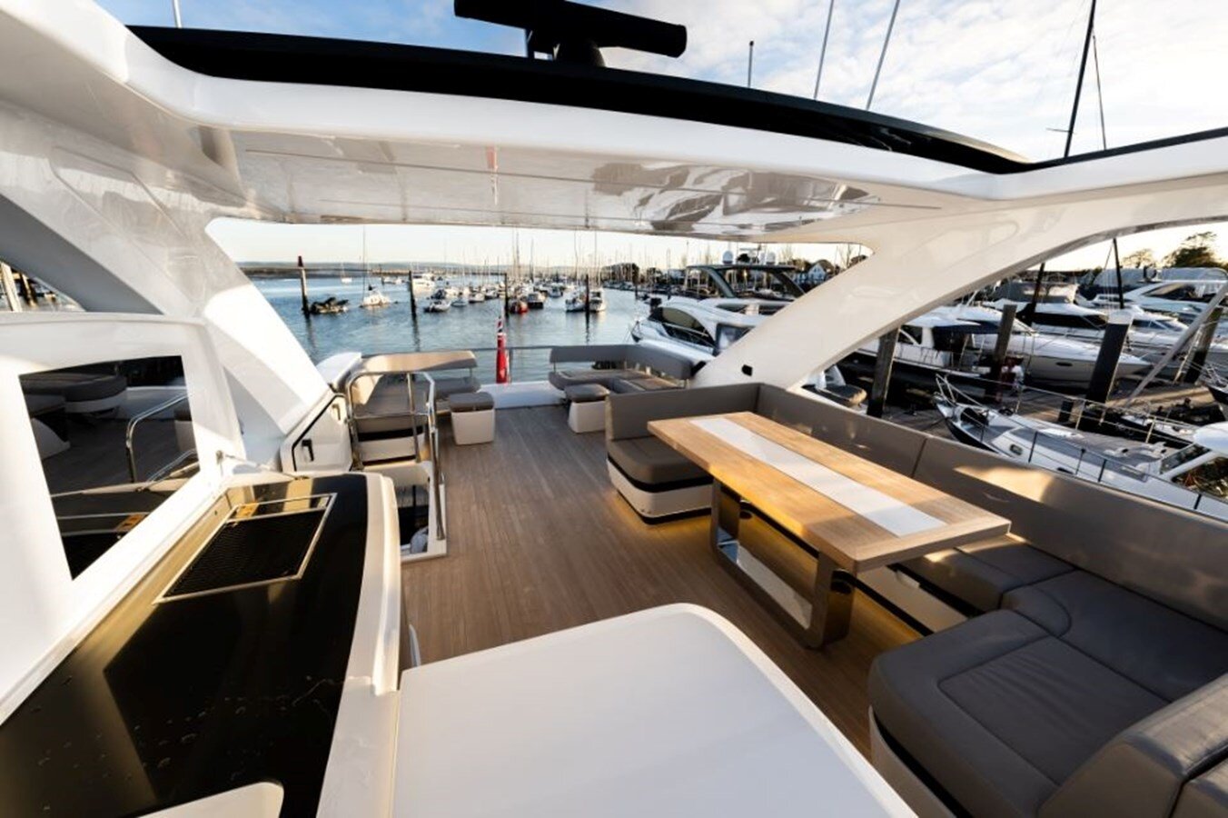 2020-pearl-motor-yachts-61-1-367094