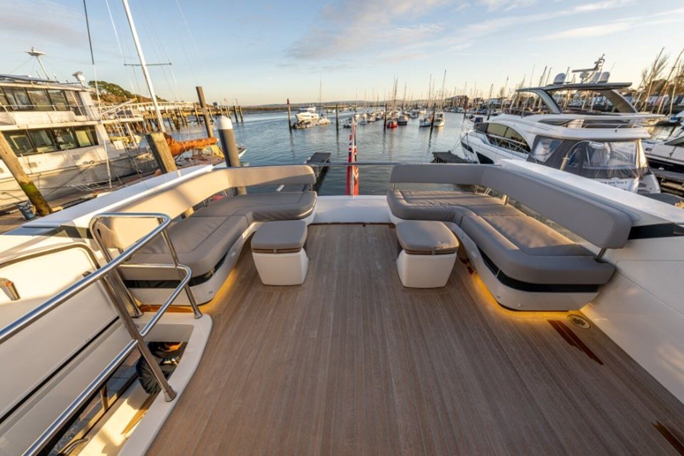 2020-pearl-motor-yachts-61-1-367094