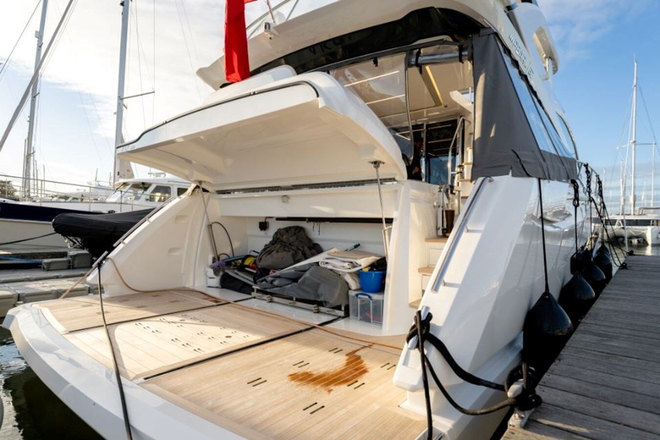 2020-pearl-motor-yachts-61-1-367094