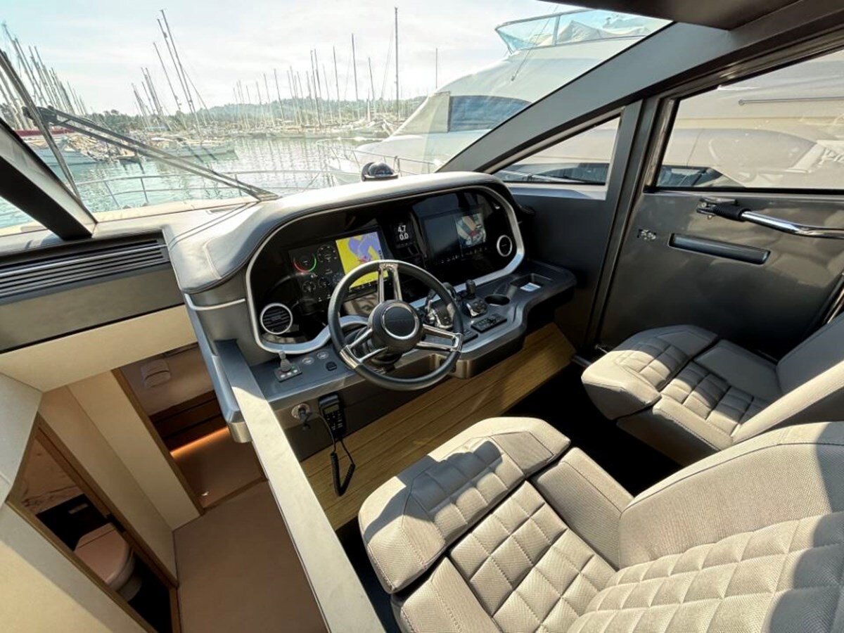 2020-pearl-motor-yachts-61-1-367094